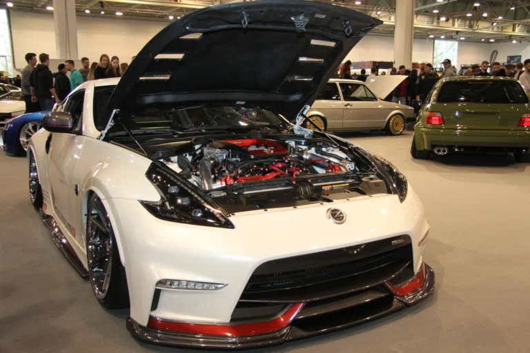 Moteur et préparation mécanique présentés capot ouvert — Essen Motor Show 2023