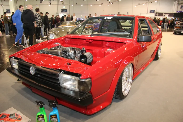 Petite voiture rouge préparée — Essen Motor Show 2023