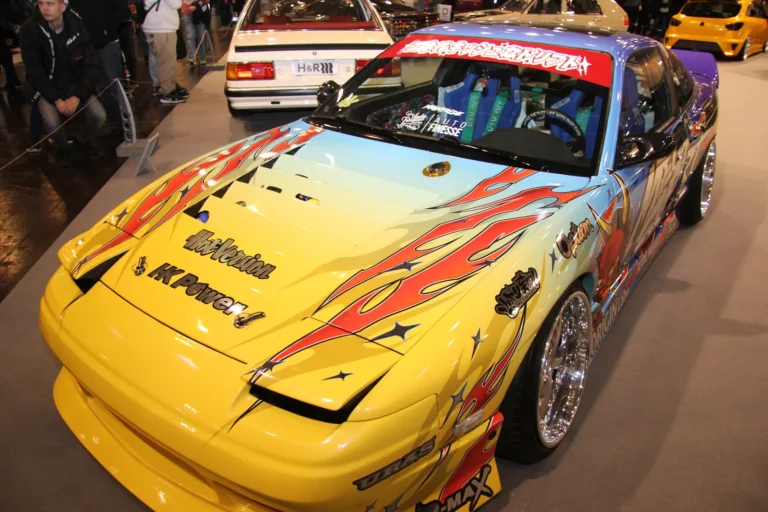 Voiture de compétition jaune à décor multicolore — Essen Motor Show 2023