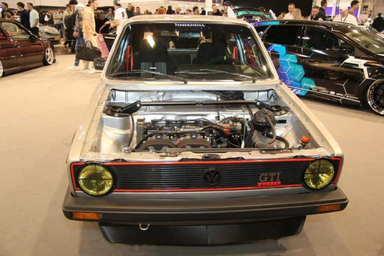 Moteur et préparation mécanique présentés capot ouvert — Essen Motor Show 2023