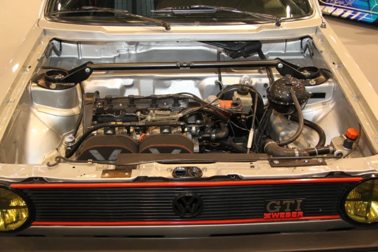 Moteur et préparation mécanique présentés capot ouvert — Essen Motor Show 2023