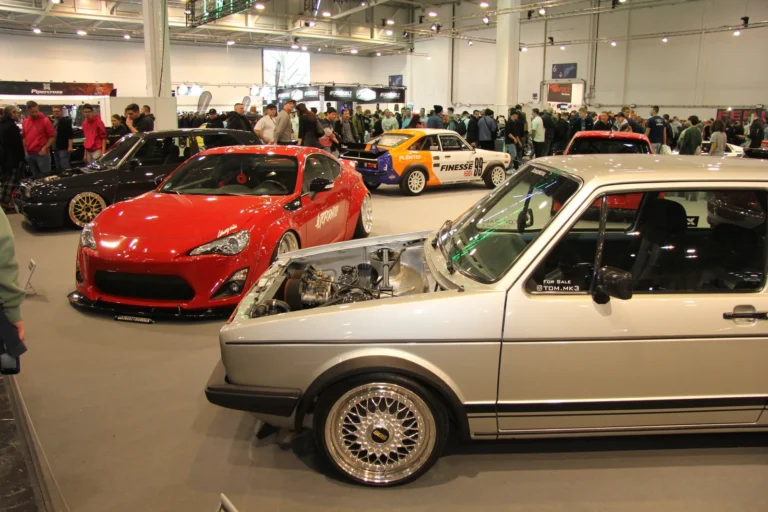 Voitures anciennes et sportives dans les halls — Essen Motor Show 2023