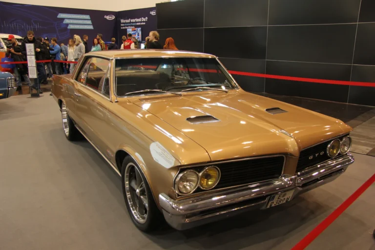 Coupé de collection doré — Essen Motor Show 2023