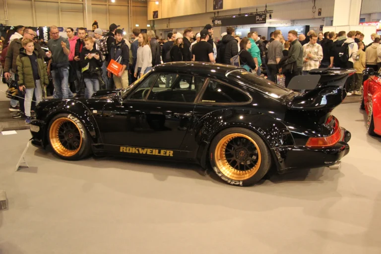 Voiture noire à jantes dorées — Essen Motor Show 2023