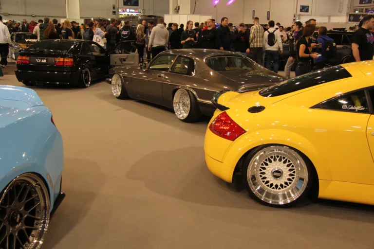 Voitures de collection et coupé jaune — Essen Motor Show 2023
