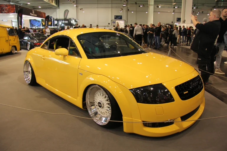 Coupé jaune exposé dans les halls — Essen Motor Show 2023
