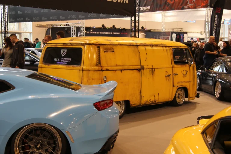 Combi jaune entre des voitures préparées — Essen Motor Show 2023