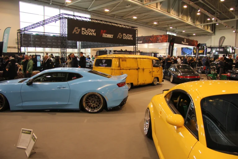 Voitures préparées autour d’un Combi jaune — Essen Motor Show 2023