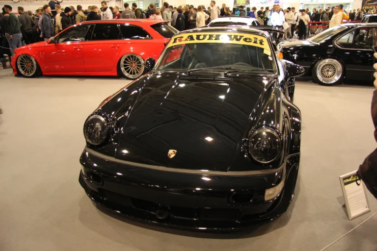 Coupé noir aux marquages jaunes — Essen Motor Show 2023