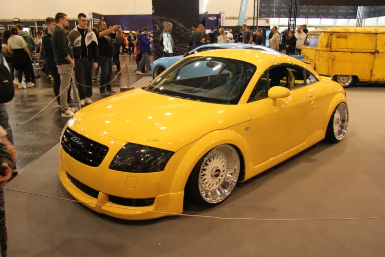Coupé jaune à jantes anthracite — Essen Motor Show 2023