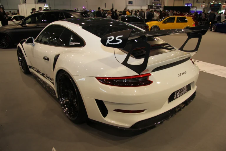 Voiture exposée parmi les stands et les visiteurs — Essen Motor Show 2023