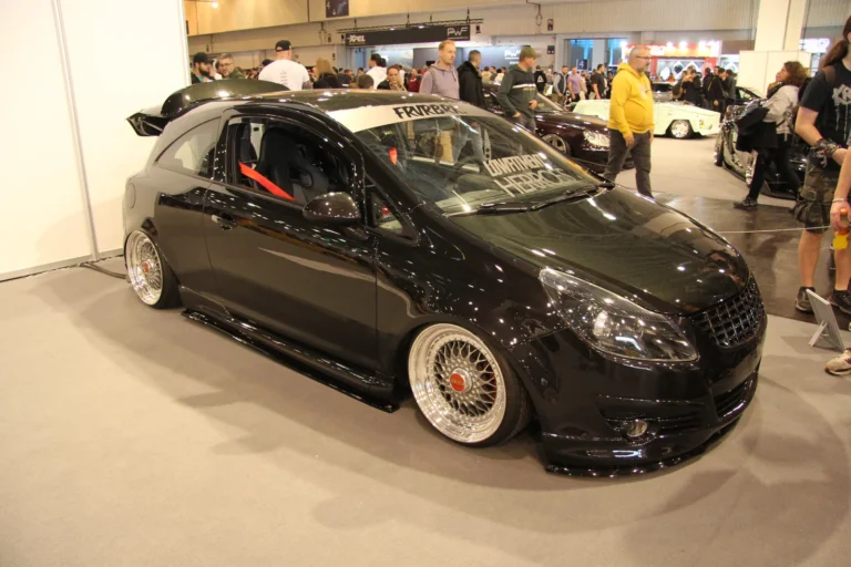 Voiture exposée parmi les stands et les visiteurs — Essen Motor Show 2023