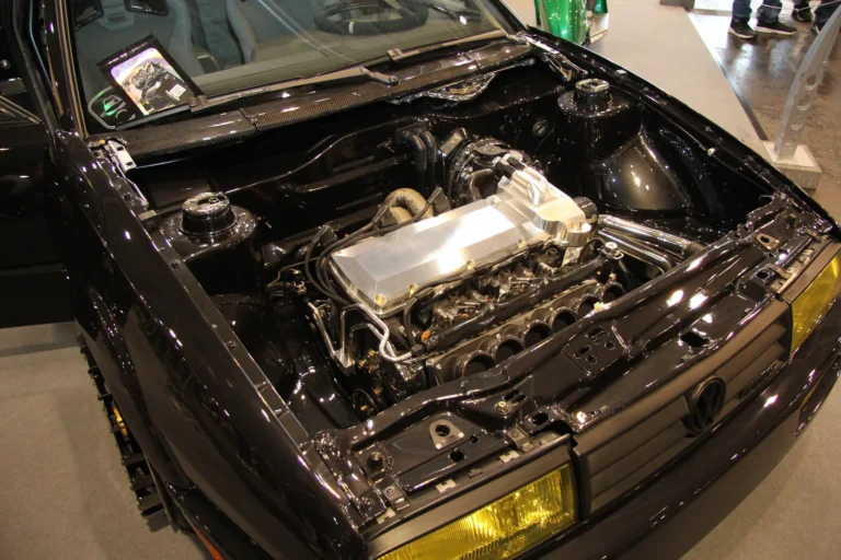 Moteur et préparation mécanique présentés capot ouvert — Essen Motor Show 2023
