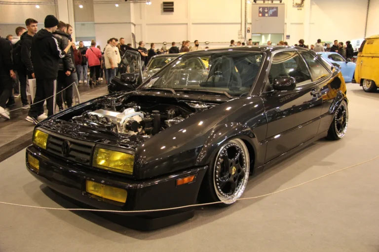 Voiture exposée parmi les stands et les visiteurs — Essen Motor Show 2023