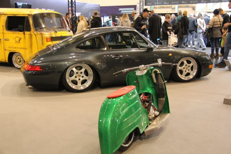 Voiture exposée parmi les stands et les visiteurs — Essen Motor Show 2023