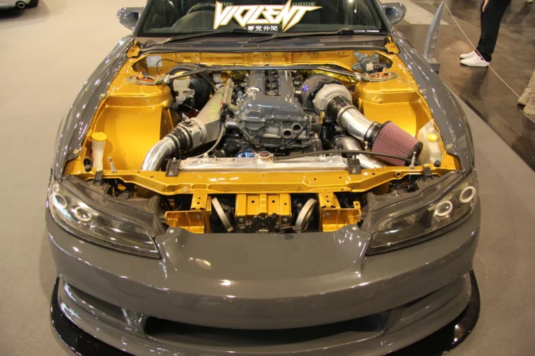 Moteur et préparation mécanique présentés capot ouvert — Essen Motor Show 2023