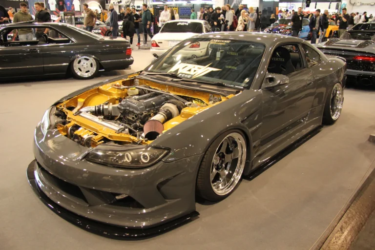 Moteur et préparation mécanique présentés capot ouvert — Essen Motor Show 2023