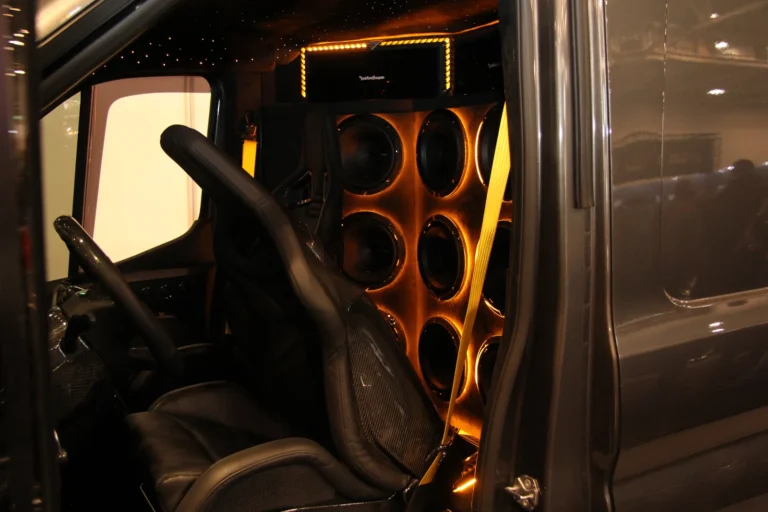 Installation audio dans l’habitacle d’une voiture — Essen Motor Show 2023