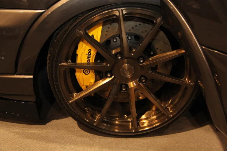 Jante noire et étrier de frein jaune — Essen Motor Show 2023