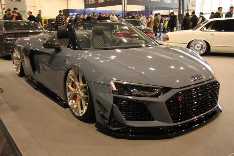 Voiture exposée parmi les stands et les visiteurs — Essen Motor Show 2023