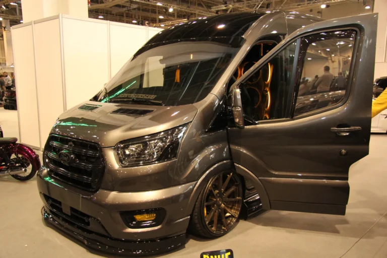 Fourgon noir personnalisé aux portes ouvertes — Essen Motor Show 2023
