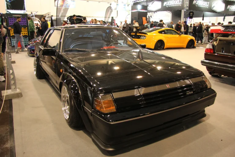 Voiture exposée parmi les stands et les visiteurs — Essen Motor Show 2023