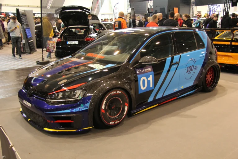Voiture exposée parmi les stands et les visiteurs — Essen Motor Show 2023