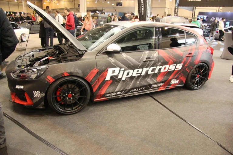 Voiture exposée parmi les stands et les visiteurs — Essen Motor Show 2023