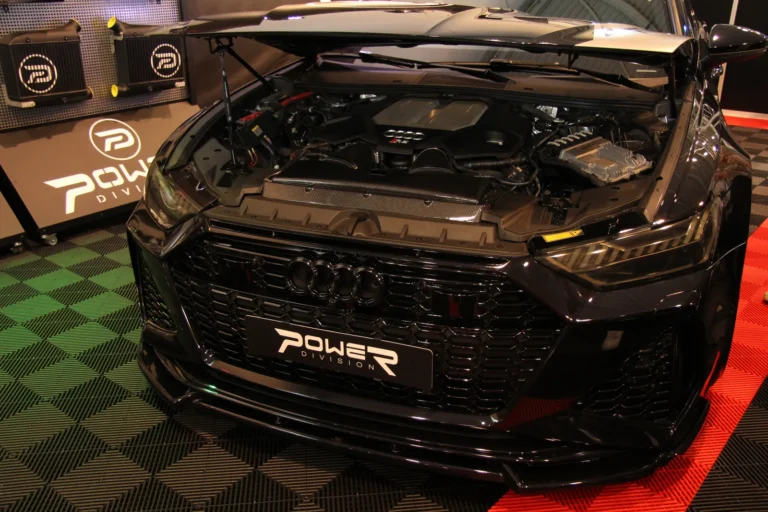 Voiture exposée parmi les stands et les visiteurs — Essen Motor Show 2023