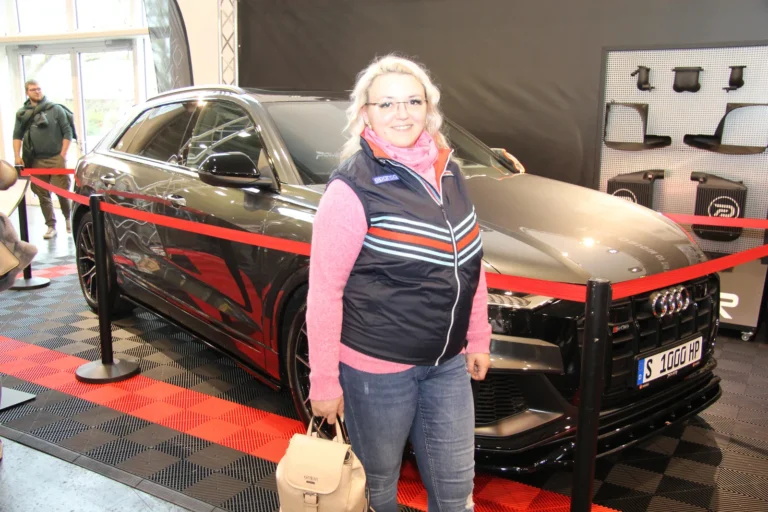 Visiteuse devant une voiture rouge — Essen Motor Show 2023