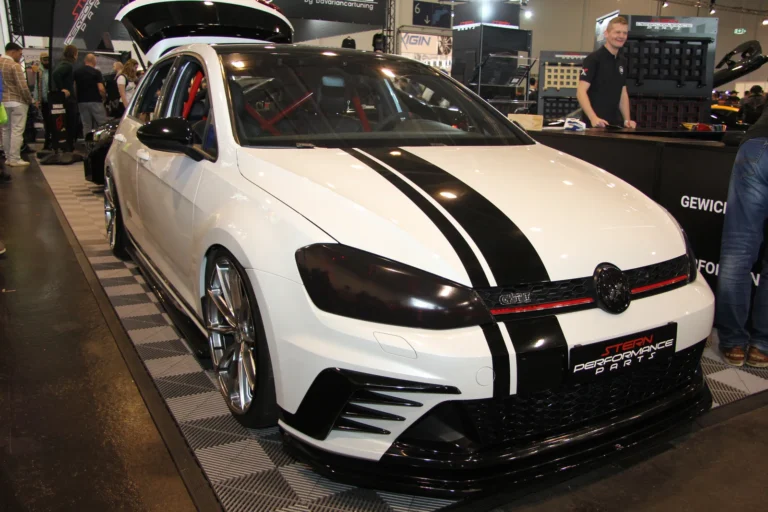 Voiture exposée parmi les stands et les visiteurs — Essen Motor Show 2023