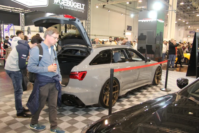 Visiteurs autour d’un break sportif — Essen Motor Show 2023