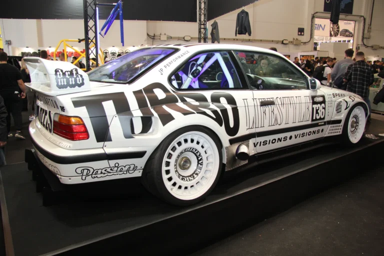 Voiture exposée parmi les stands et les visiteurs — Essen Motor Show 2023
