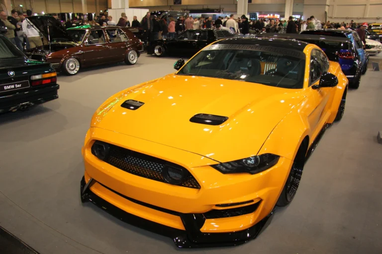 Voiture exposée parmi les stands et les visiteurs — Essen Motor Show 2023