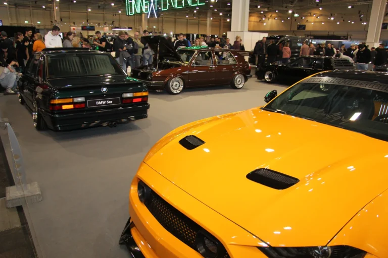 Voiture exposée parmi les stands et les visiteurs — Essen Motor Show 2023