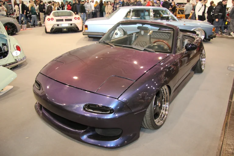 Voiture exposée parmi les stands et les visiteurs — Essen Motor Show 2023