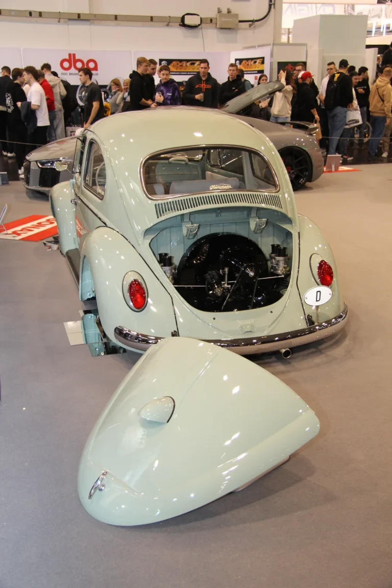 Voiture ancienne au capot ouvert — Essen Motor Show 2023