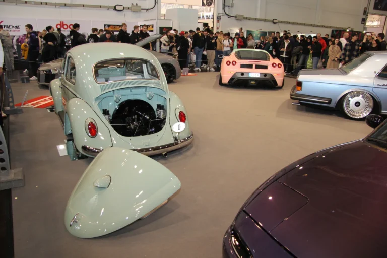 Voiture ancienne et sportive dans les halls — Essen Motor Show 2023