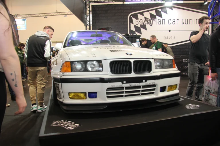 Voiture exposée parmi les stands et les visiteurs — Essen Motor Show 2023