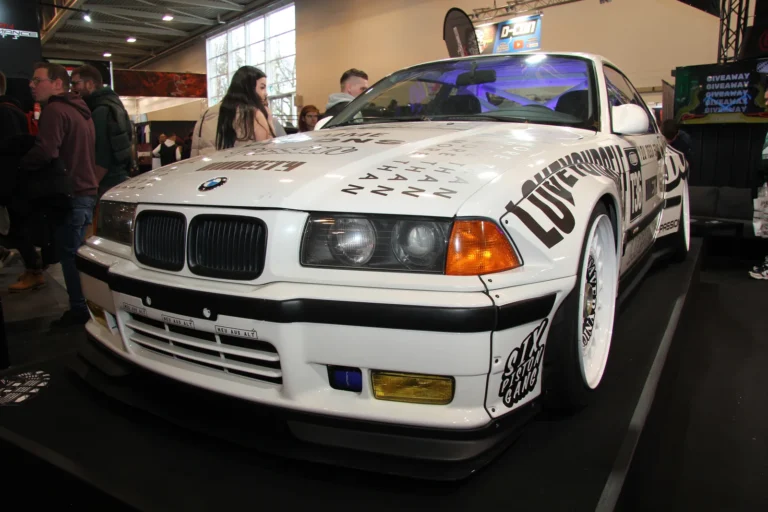 Voiture exposée parmi les stands et les visiteurs — Essen Motor Show 2023