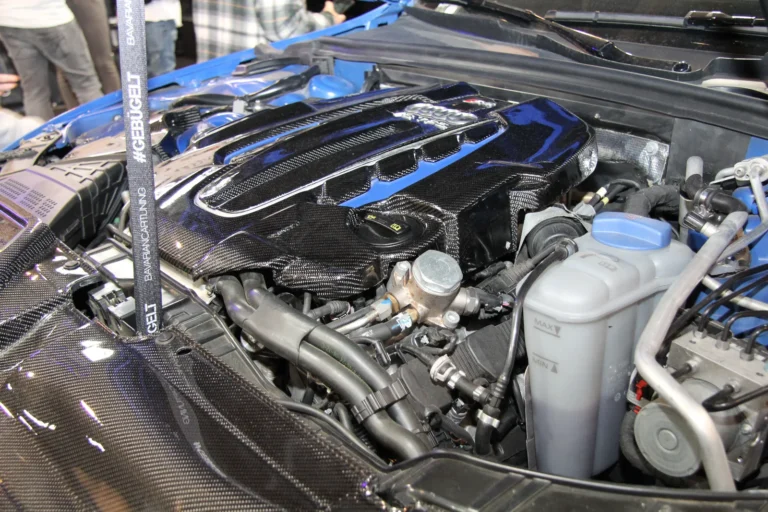 Moteur et préparation mécanique présentés capot ouvert — Essen Motor Show 2023