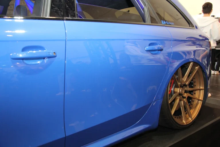Détail de carrosserie bleue et jante dorée — Essen Motor Show 2023