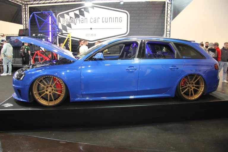 Voiture exposée parmi les stands et les visiteurs — Essen Motor Show 2023