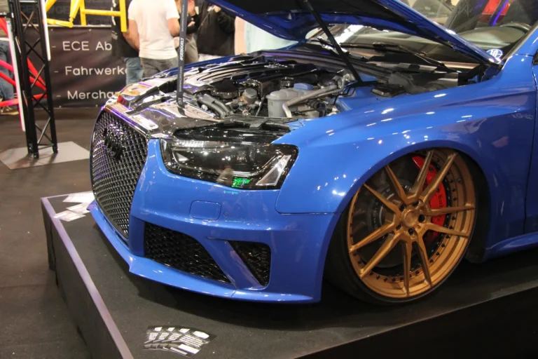 Voiture exposée parmi les stands et les visiteurs — Essen Motor Show 2023
