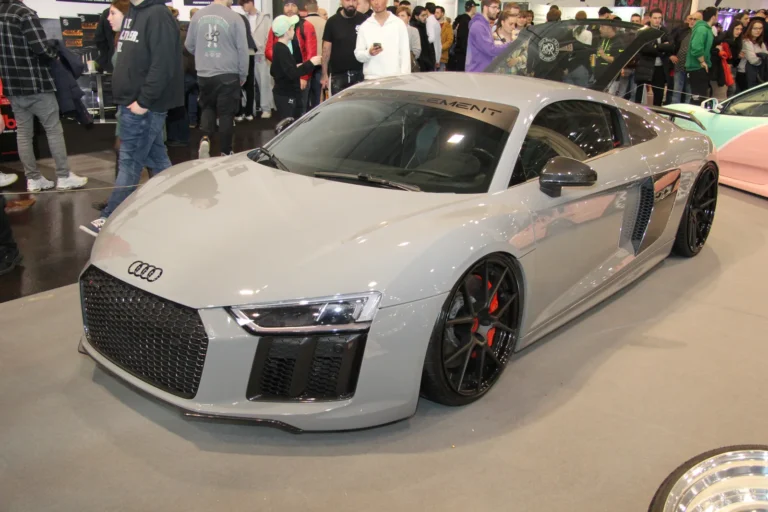 Voiture exposée parmi les stands et les visiteurs — Essen Motor Show 2023