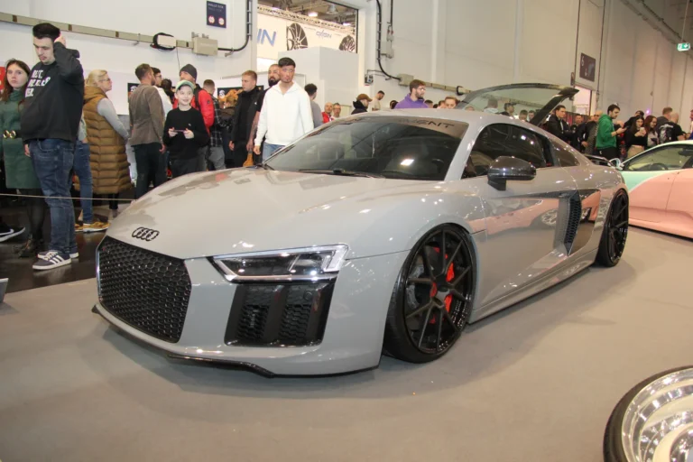 Voiture exposée parmi les stands et les visiteurs — Essen Motor Show 2023