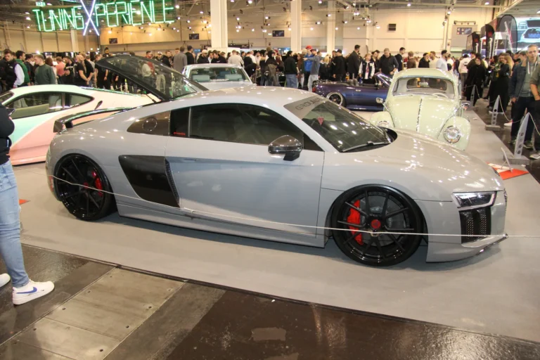 Voiture exposée parmi les stands et les visiteurs — Essen Motor Show 2023