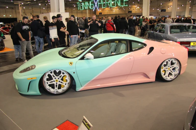 Voiture exposée parmi les stands et les visiteurs — Essen Motor Show 2023