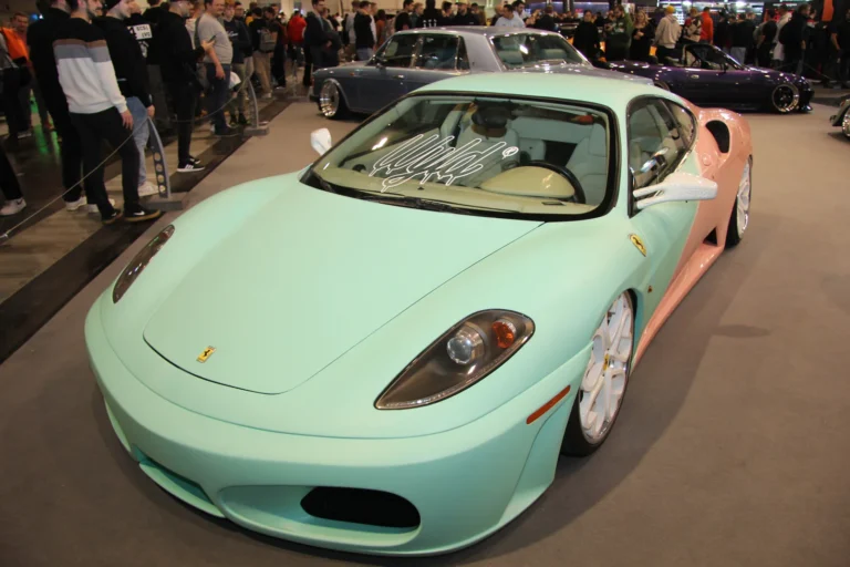 Voiture exposée parmi les stands et les visiteurs — Essen Motor Show 2023
