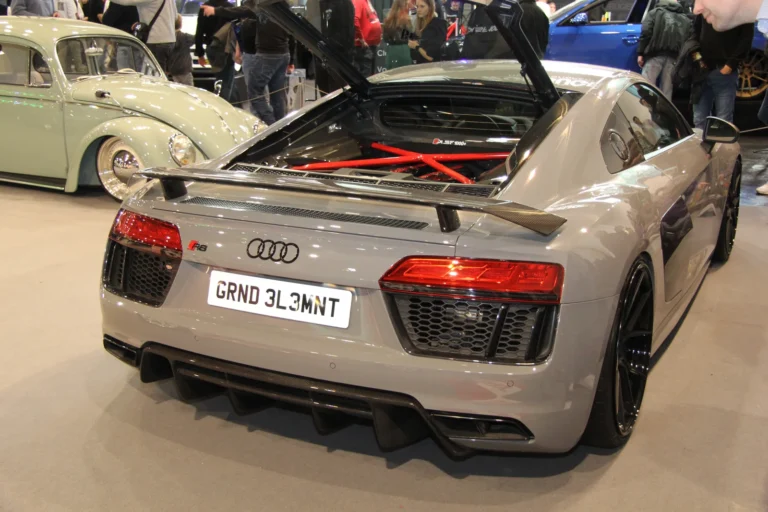 Voiture exposée parmi les stands et les visiteurs — Essen Motor Show 2023